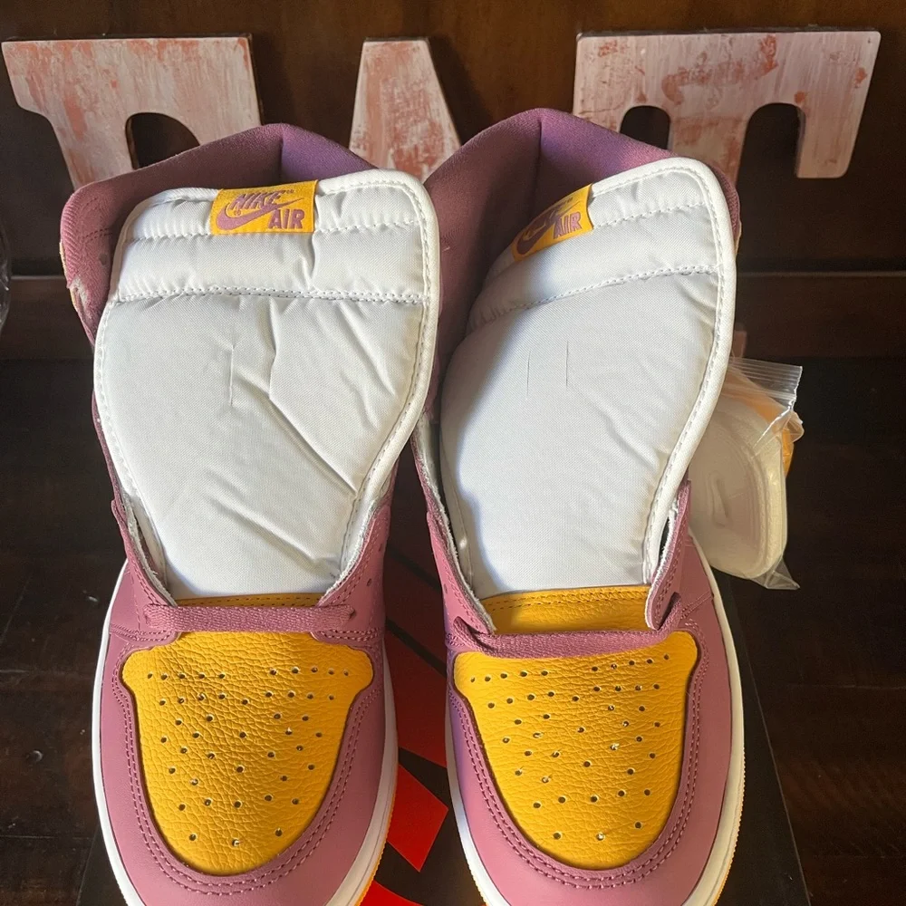 Nike Air Jordan 1 Retro High OG - Picture 2 of 10